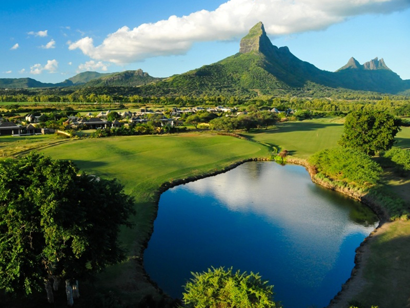 Pour des vacances de rêves à l’île Maurice, avec le luxe, la détente et le golf, parmi tant d’autres activités, le Tamarina Golf Club vous ouvre ses portes.